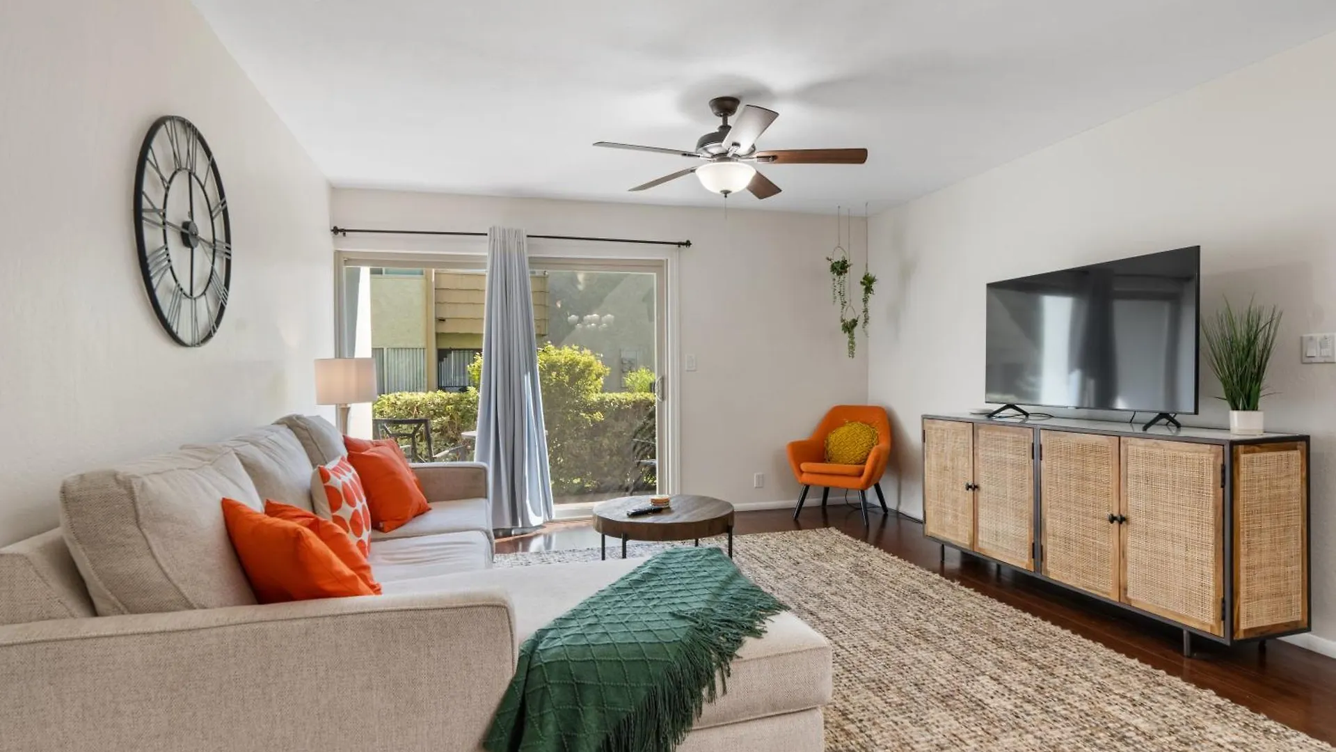 Top-Notch 2Br Spacious Condo With Shared Pool Scottsdale 0*,  ABD
